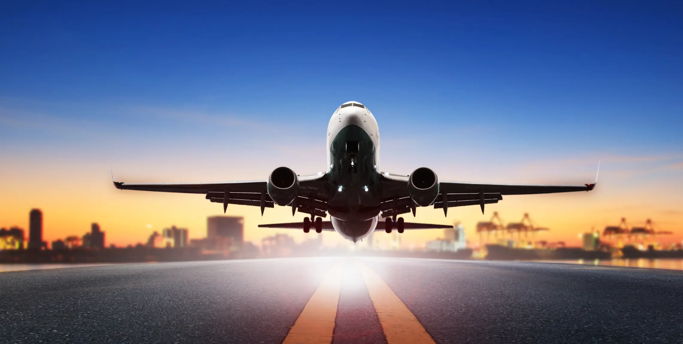 Avión de carga despegando, transporte aéreo urgente y global ofrecido por Espinar Menchén S.L.