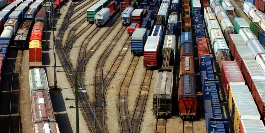 Trenes de carga estacionados en vía ferroviaria, parte del servicio intermodal de Espinar Menchén S.L.