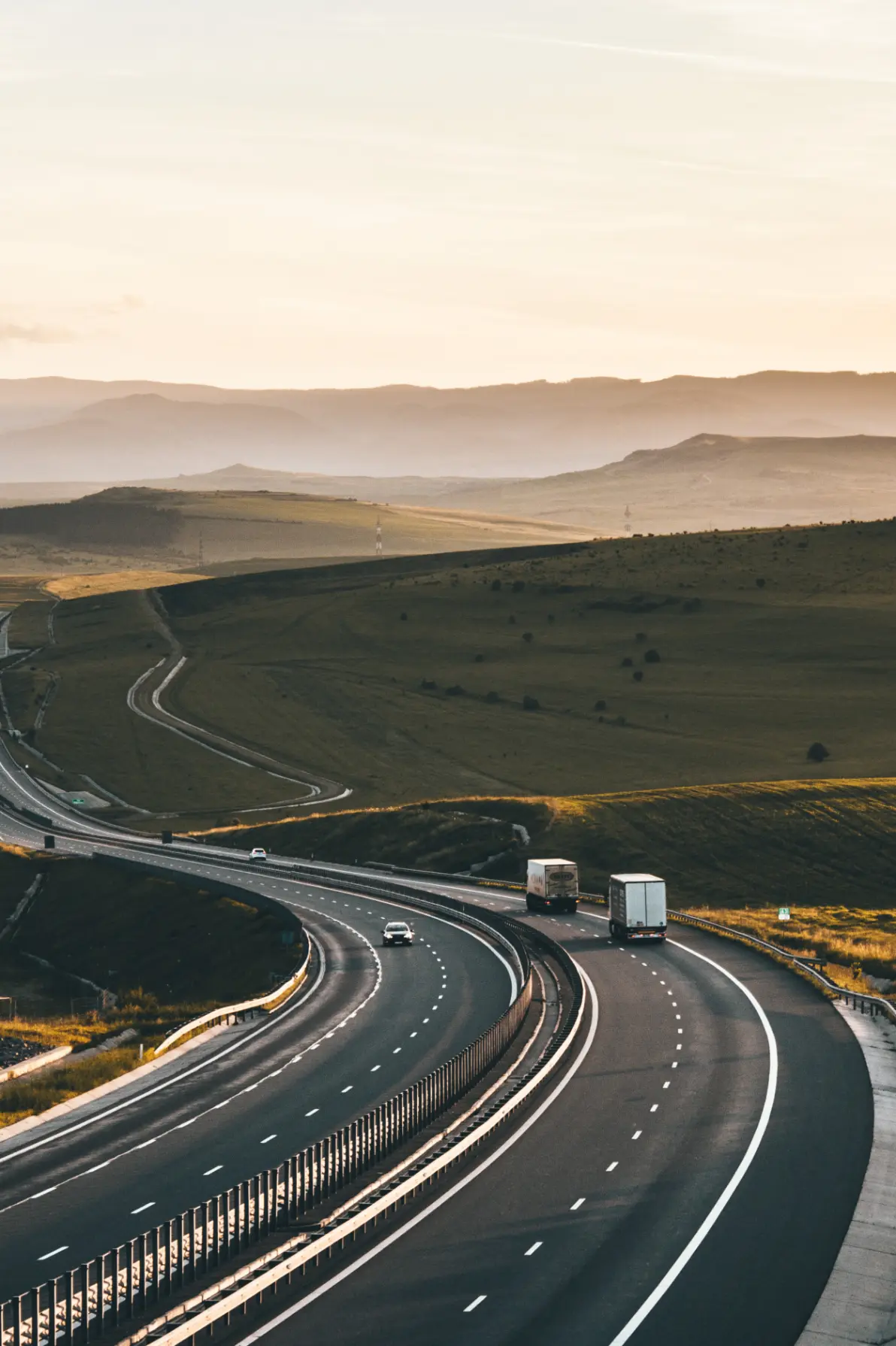 Camión de Espinar Menchén S.L. en ruta de transporte terrestre nacional con flota propia.