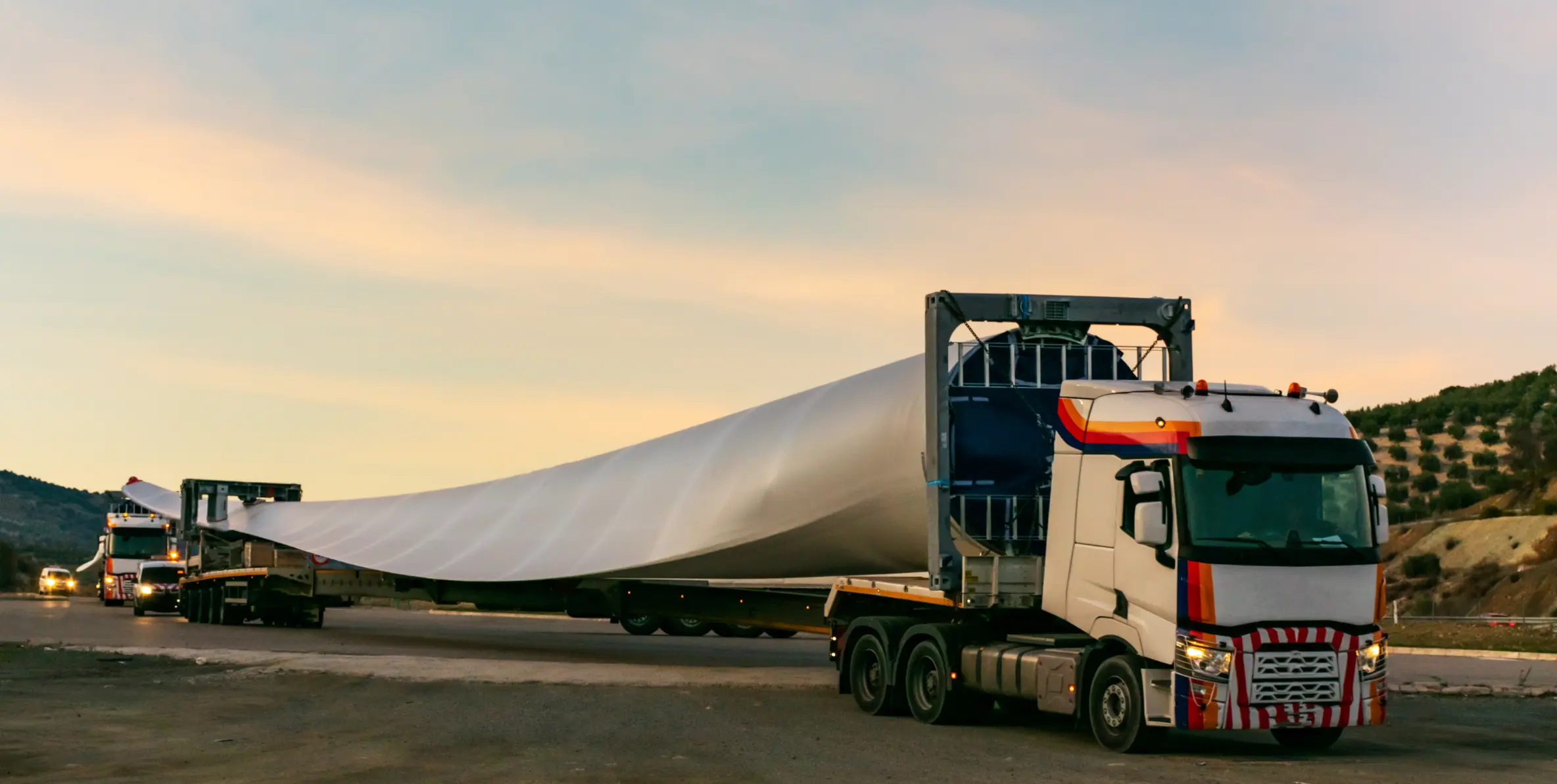 Camión transportando carga especial de gran tamaño, servicio especializado de Espinar Menchén S.L.